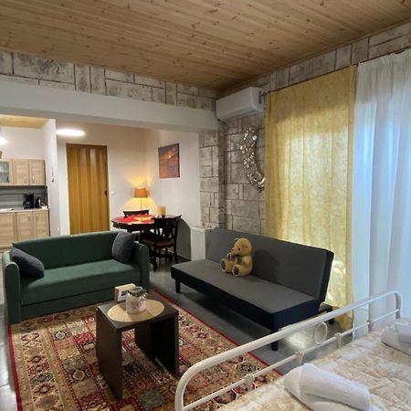 D&M Studio Ριο Πατρα Patras Esterno foto